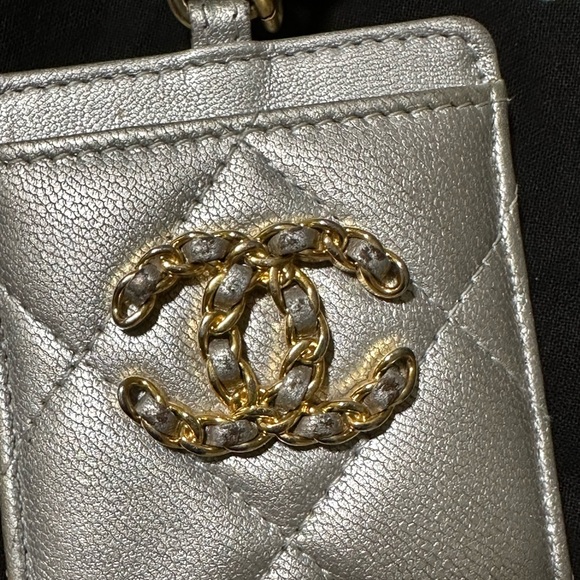Metallic Goatskin Quilted Chanel 19 Card Holder On Chain Silver - Picture 3 of 6